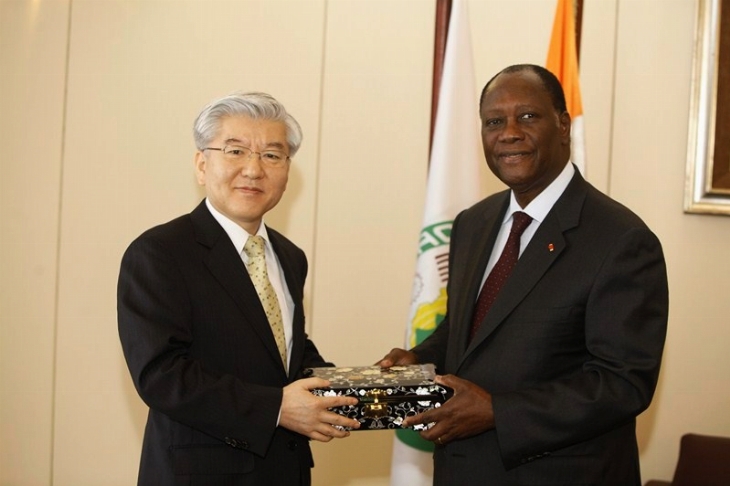 Audiences du chef de l`Etat: l’Ambassadeur de la Corée du sud, S.E.M Surh Sung Yol reçu par le Président Alassane Ouattara